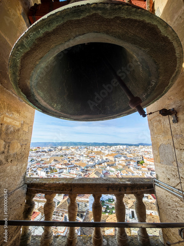 Gran campana en el recinto de la Mezquita de Cordoba, España