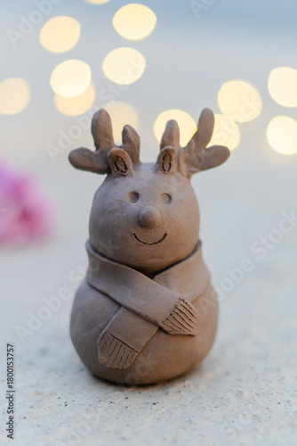 renna in argilla cruda con luci sfuocate sullo sfondo