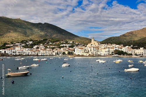 Le port et la ville de Cadaquès en Espagne