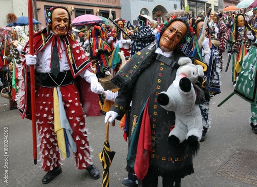 Fastnacht in Rottweil (Deutschland, Baden-Württemberg). Umzug beim Narrensprung mit historischen Masken und Kostümen (ab 1700); traditionelle, schwäbisch-alemannische Fasnacht, rechts der „Schantle“