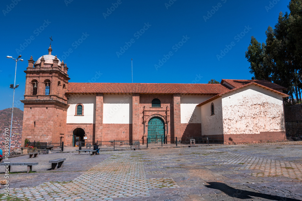 Obraz premium The Church of San Cristóbal is a Catholic church located at the edge of Colcampata Square on the Sacsayhuamán hill. It is a mandatory stop along the route between the Plaza de Armas and the Sacsayhuam