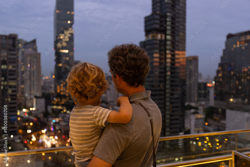 Naklejka premium family trip to Bangkok, parent with child looking at modern buildings in Bangkok, Thailand by night, viewpoint