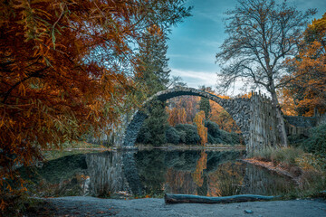 Papier peint photo Le Rakotzbrücke Rakotzbrücke parc romantique de Kromlau  © jsr548