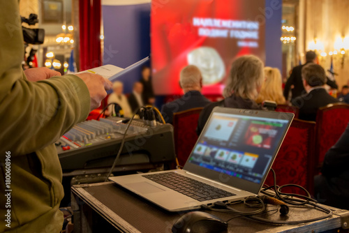 Foto Event technician managing audio and video production