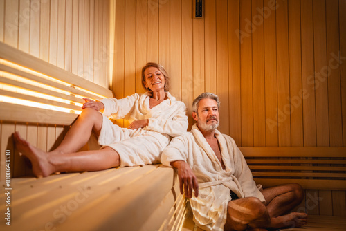 Foto Senior couple relaxing and enjoying well being in sauna