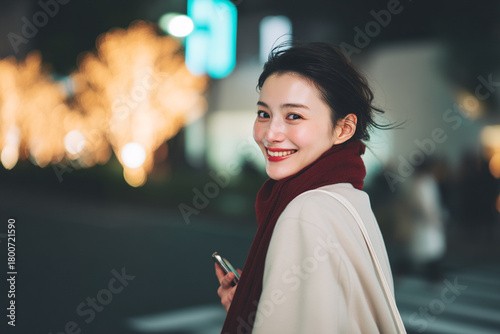 クリスマスシーズンにデートをする美しい女性。