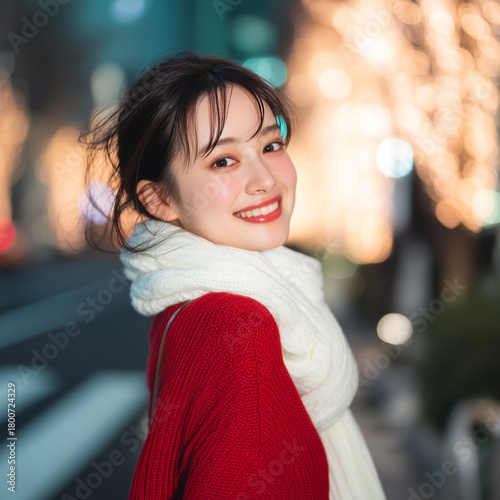 クリスマスシーズンにデートをする美しい女性。