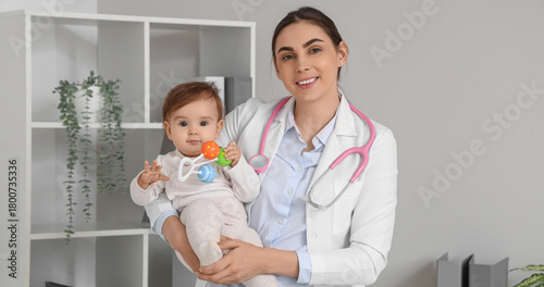 Young female pediatrician w...