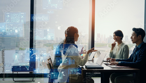 会議するビジネスパーソンのグループとデジタルテクノロジーのコンセプト