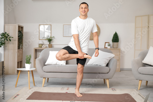 Sporty young man training o...