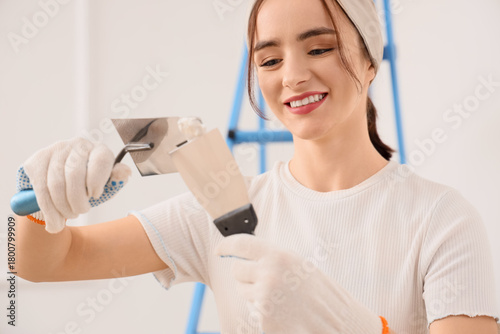 Young woman with putty kniv...