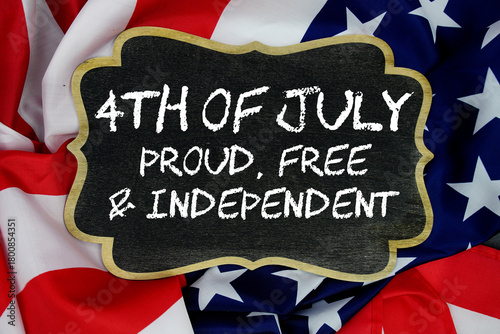 Cuadro en lienzo 4th of July Proud, Free & Independent written on blackboard with USA flag backgr