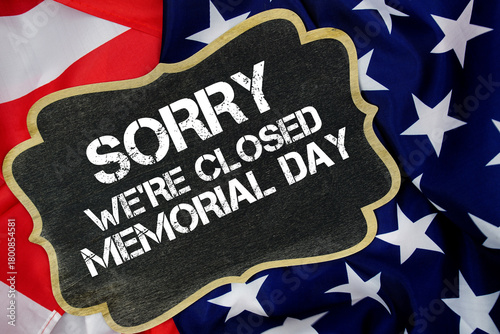 Fotomural Sorry We're Closed Memorial Day written on blackboard with USA flag background