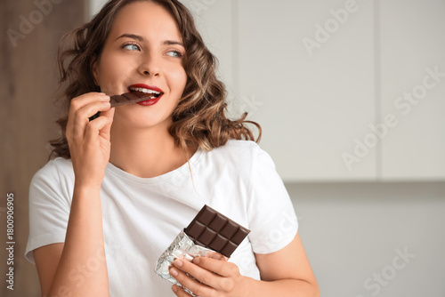 Pretty young woman eating s...