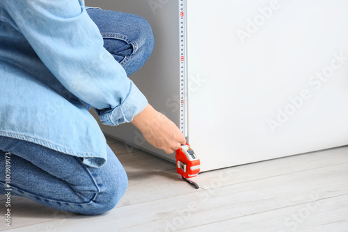 Tableau sur toile Mature woman measuring counter in kitchen