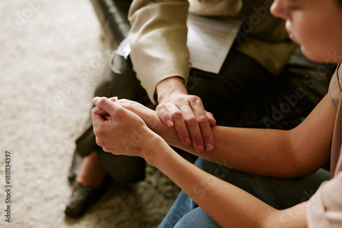 Foto Middle aged Caucasian woman comforting young adult Caucasian woman by holding ha
