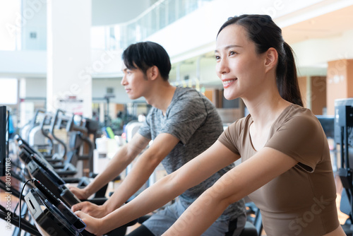 スポーツジムでトレーニングをする男女　撮影協力:スポーツクラブ&サウナスパ　ルネサンス幕張24