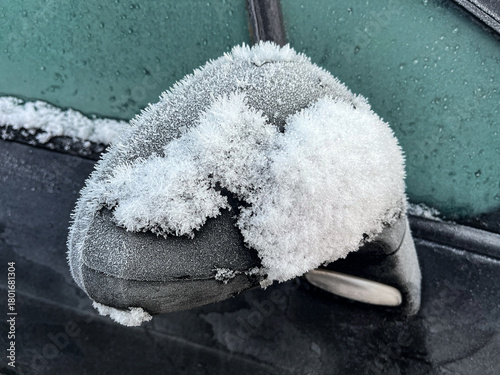 Obraz na plátne The side mirror of the car, covered with frost. Winter.