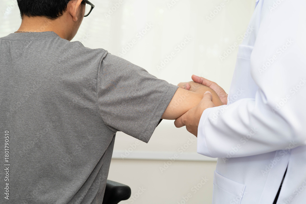 Obraz premium Physical therapy, Asian therapist doctor treat perform pain young man in hospital.