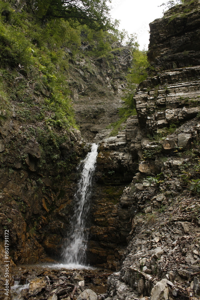 Obraz premium A small mountain waterfall