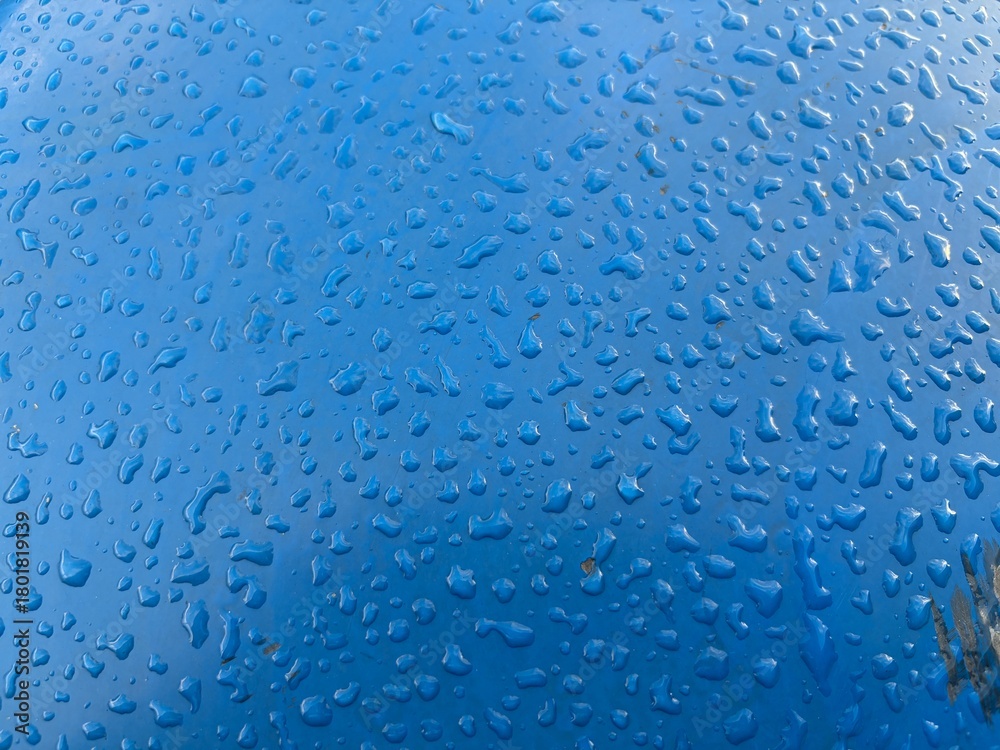 Obraz premium glossy blue surface is covered with numerous water drops, which create a dynamic and material visual effect.