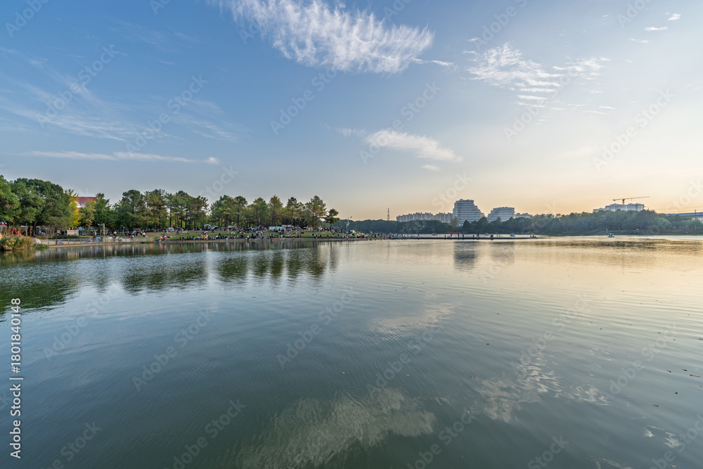 Obraz premium Sunset scenery by the city lake