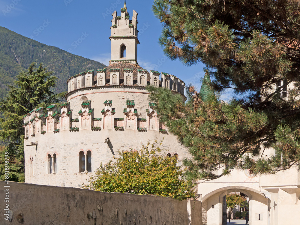 Fototapeta premium die an die Engelsburg in Rom erinnernde historische Rundkirche im Kloster Neustift bei Brixen, Südtirol