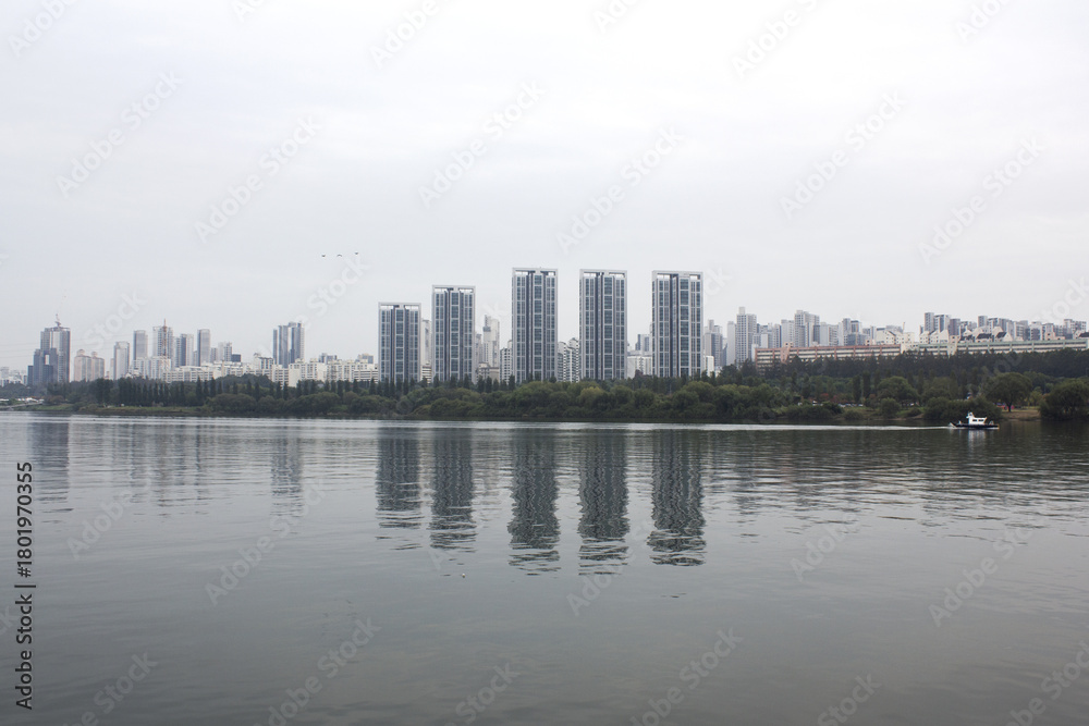 Naklejka premium This is a view of the Han River with a view of high-rise apartments.