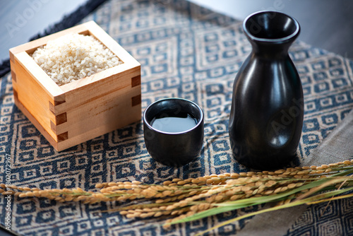 日本酒　お猪口と徳利