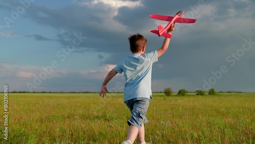 Fotografi Cheerful boy dream of fly plane to travel