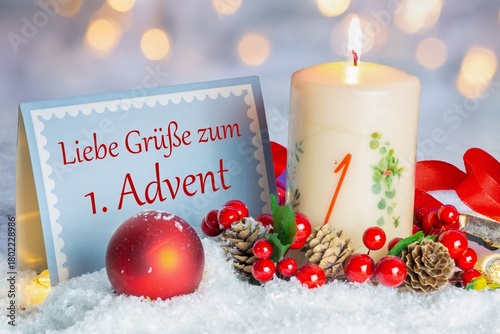Grußkarte mit hinzugefügtem Text LIEBE GRÜSSE ZUM 1. ADVENT neben einer Adventskerze und weihnachtliche Dekoration