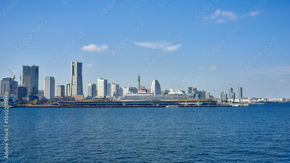 Fototapeta premium The streets of Yokohama on a fine, clear day