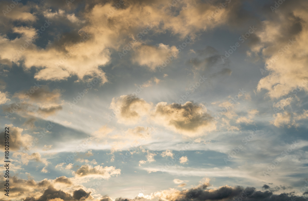 Obraz premium A romantic sunset sky with streaky clouds