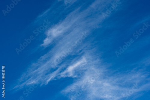 Konstfotografi Nubes blancas alargadas sobre un cielo azul