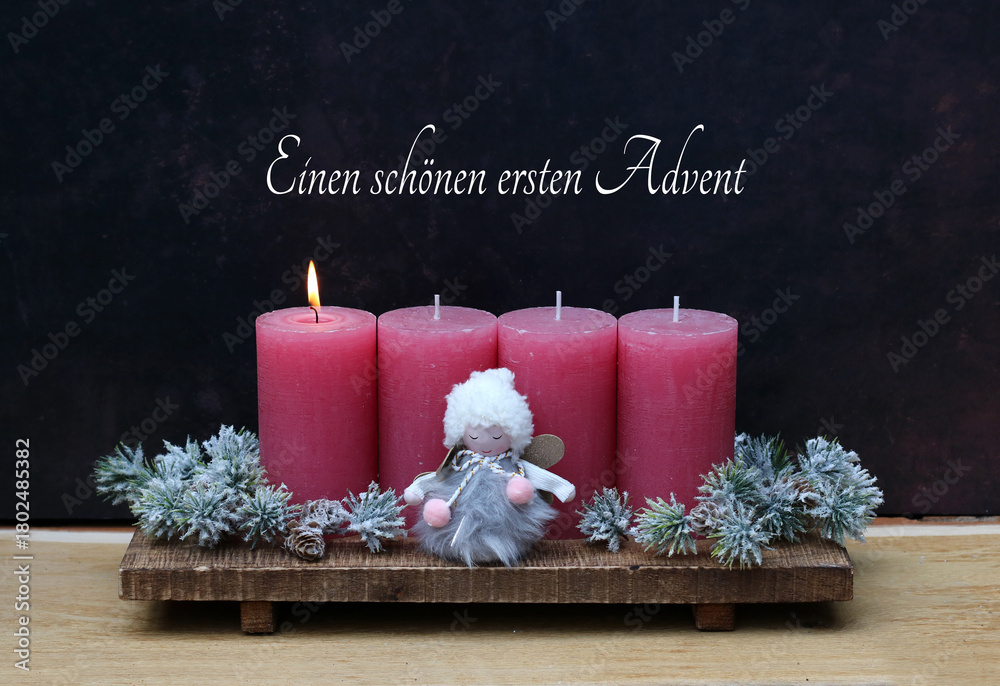 Fototapeta premium Erster Advent: Adventsdekoration mit rosa Adventskerzen und einer kleinen sitzenden Puppe. Über dem Arrangement steht der Schriftzug Einen fröhlichen ersten Advent.