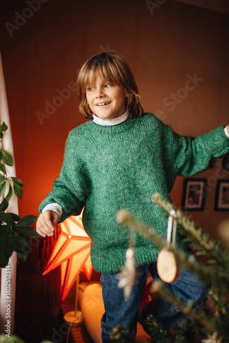 Foto A boh decorates a Christmas tree