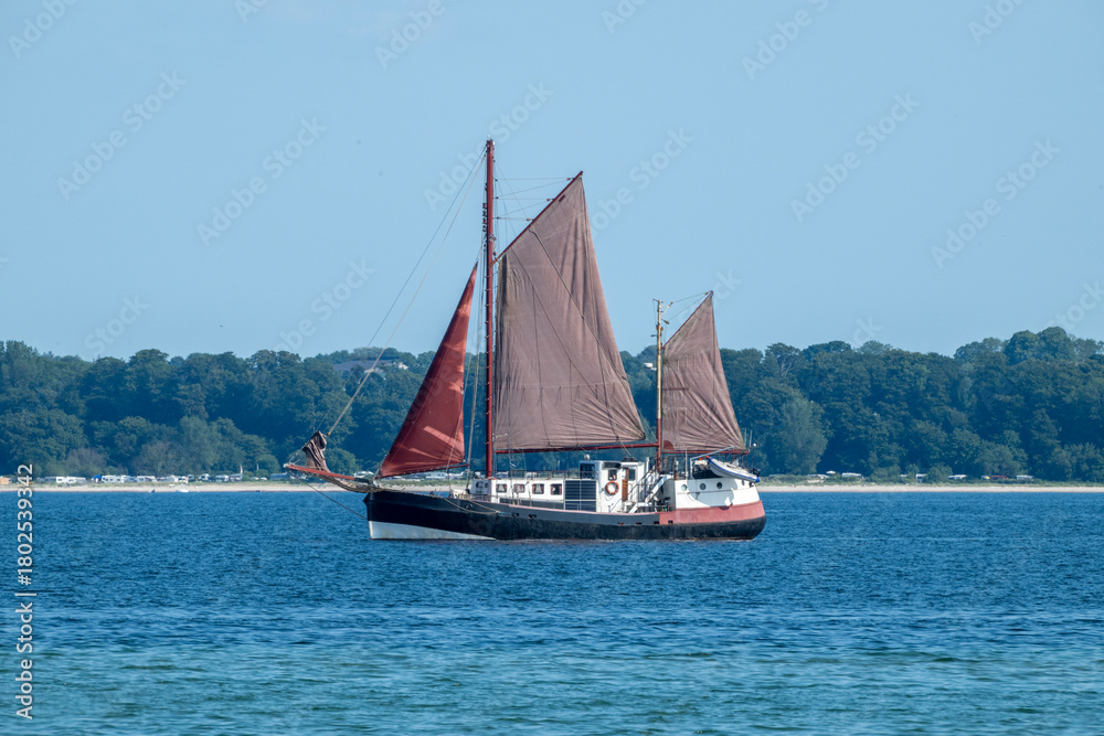 Fototapeta premium Traditionssegelschiff auf der Eckernförder Bucht, Schleswig-Holstein, Deutschland