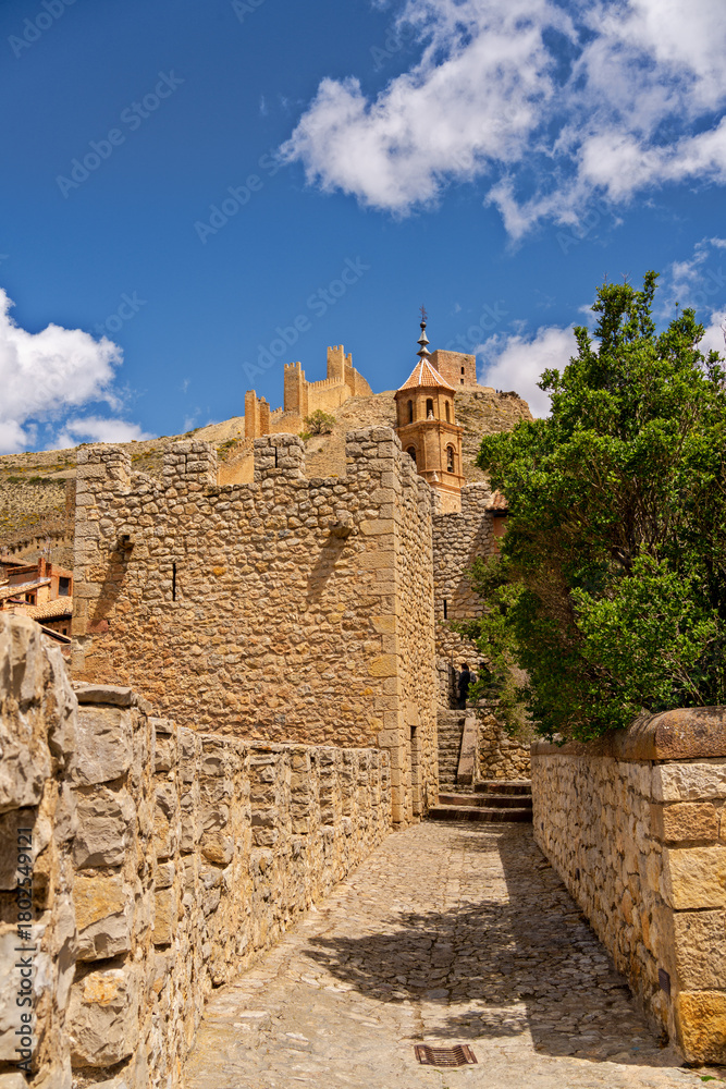 Obraz premium Albarracin town street leading to historic castle