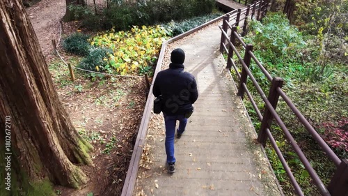 공원 길 산책 하는 남자 