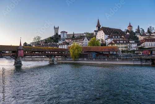 Papier peint Spreuer Bridge at Dusk, Lucerne, Switzerland – Historic Wooden Bridge Over the R