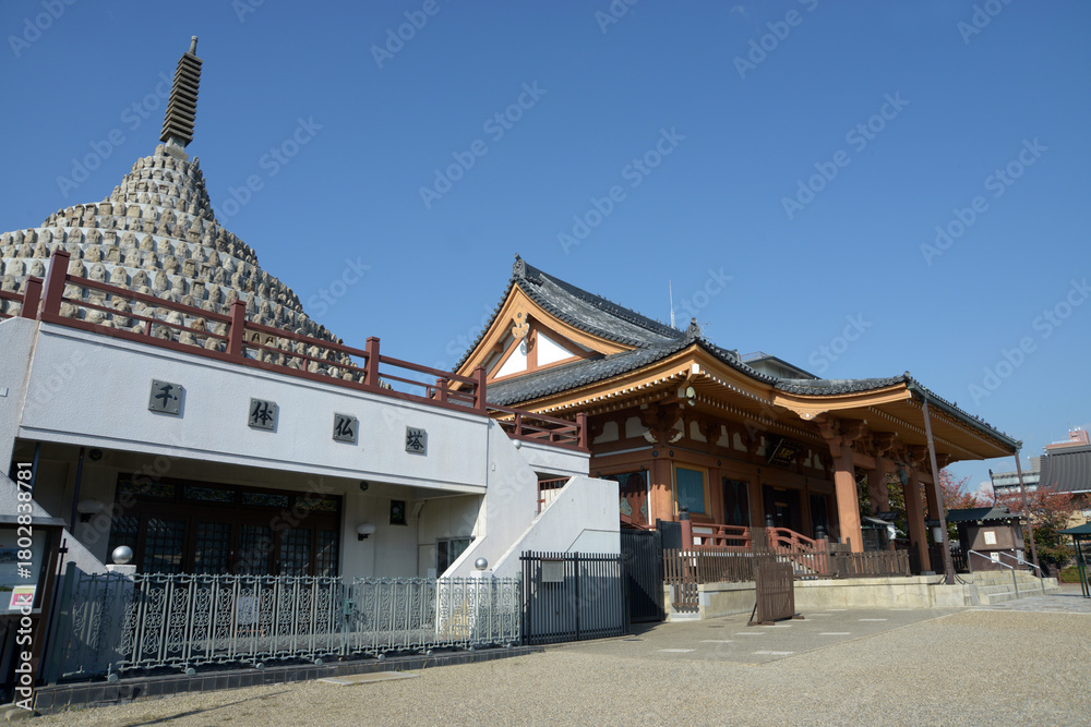 Obraz premium 壬生寺 千体仏塔と本堂 京都市中京区壬生梛ノ宮町