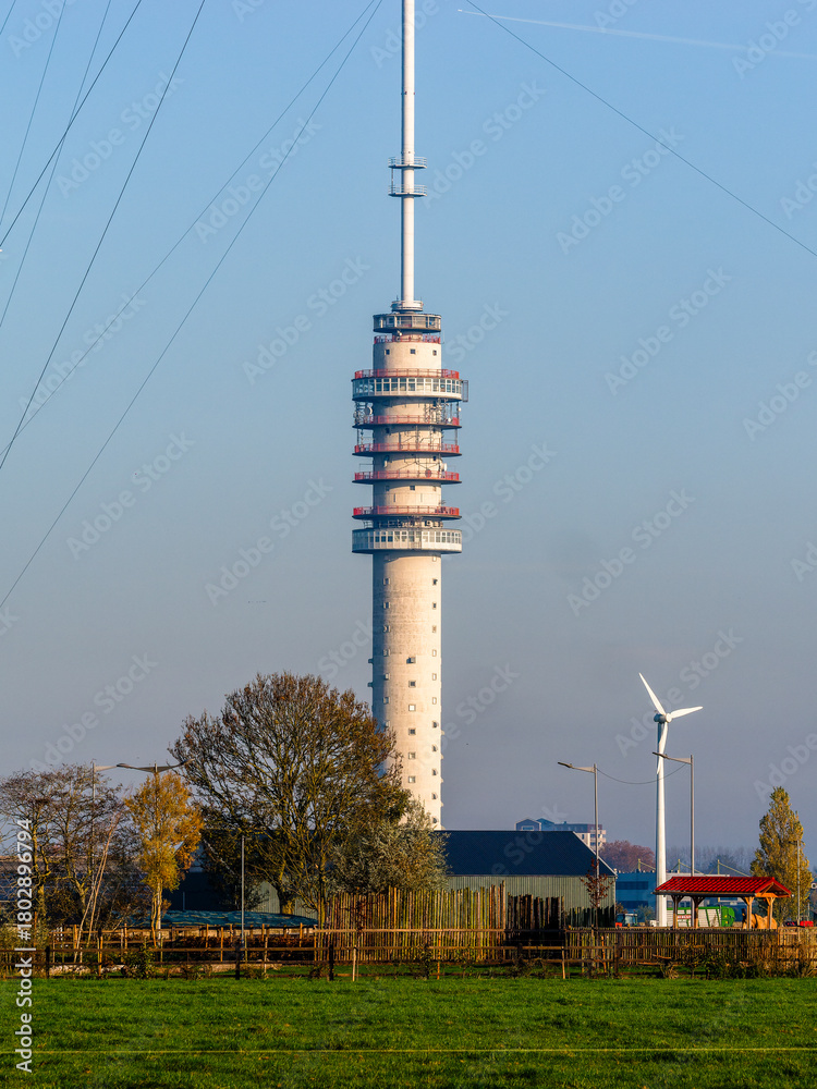 Obraz premium The tall Gerbrandytower in Lopikerkapel fields