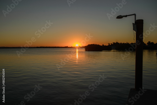 Wallpaper Mural Atardecer en el lago Torontodigital.ca