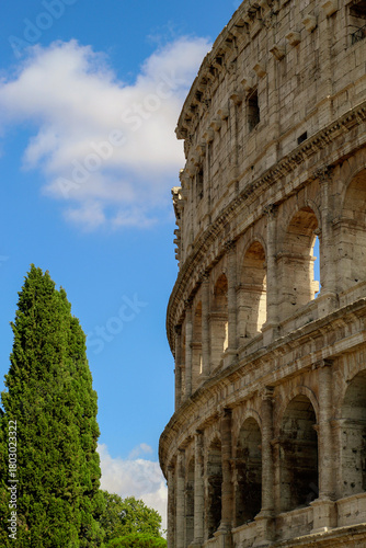 Coliseo (primer plano, cielo azul) ROMA ITALIA EUROPA