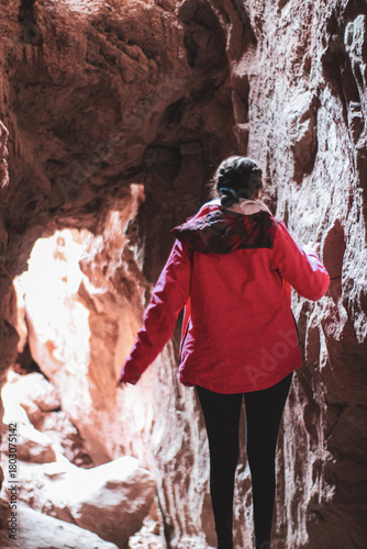 MUJER CAMINANDO, PATAGONIA