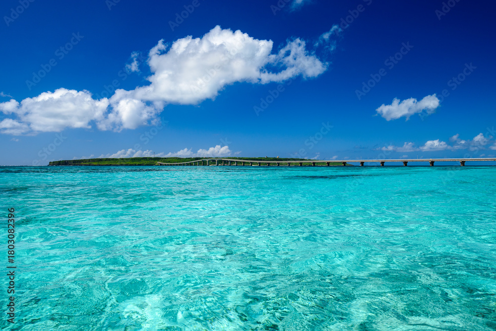 Fototapeta premium エメラルドグリーンの海と来間島 沖縄 宮古島