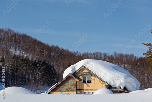 雪に埋もれた廃屋