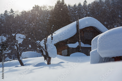 雪に埋もれた廃屋