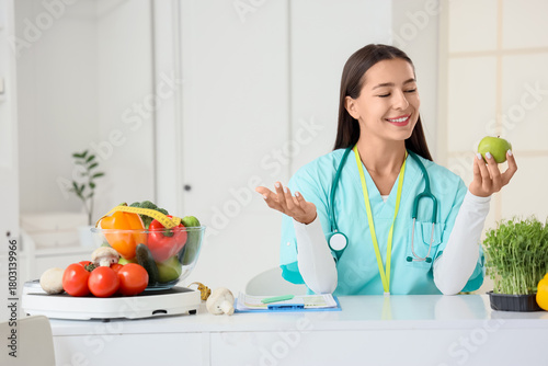 Female nutritionist with ap...