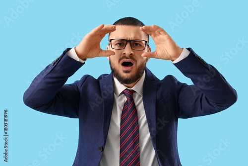 Shocked young businessman l...